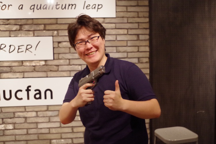 モデルガンを持つ緑ゲル