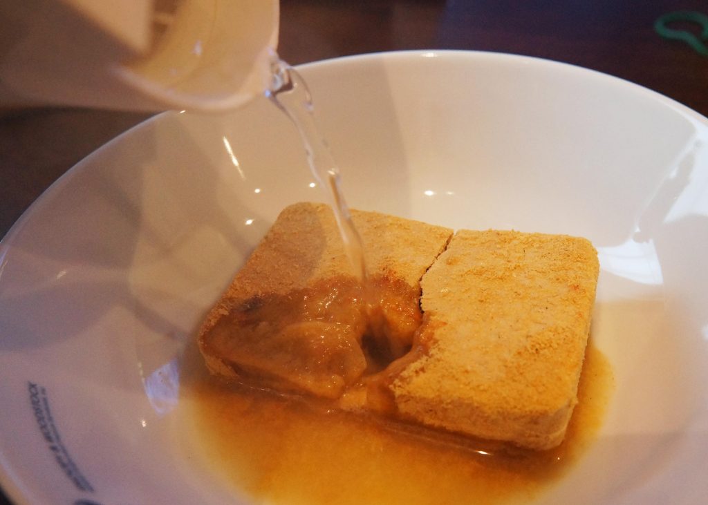 フリーズドライスープにお湯をかける