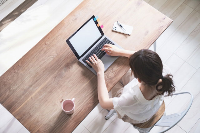 ＰＣ作業する女性